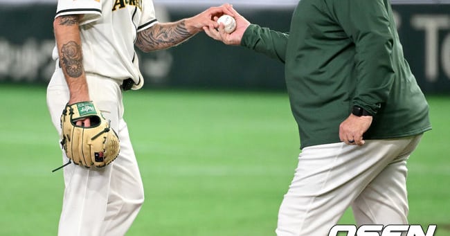 데이브 닐슨 감독이 마운드에 올라 라클란 웰스를 교체하는 장면