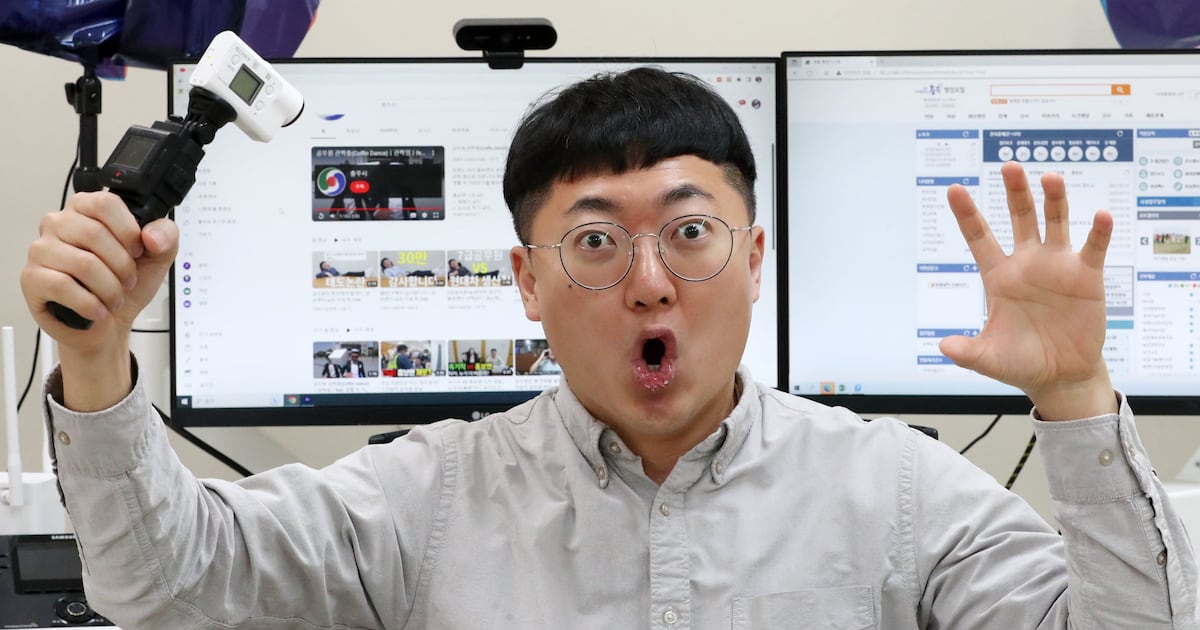 '충주맨' 김선태 유튜브 채널 화제에... 저서 '홍보의 신'도 품절 - 뉴스 썸네일 이미지