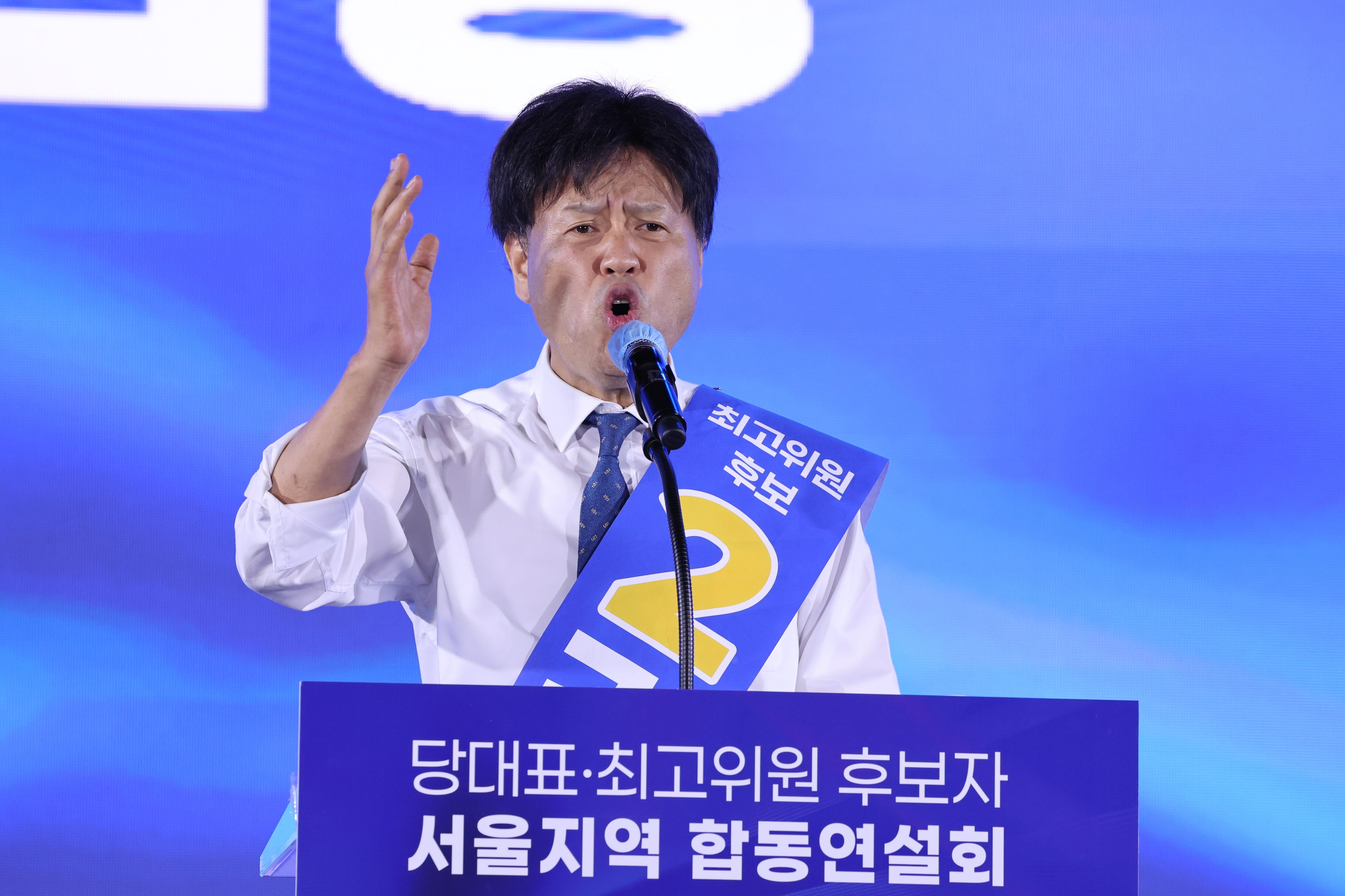 김용 더불어민주당 최고위원 후보가 16일 경기 고양시 킨텍스에서 열린 당대표·최고위원 후보자 서울 지역 순회경선 합동연설회에서 정견 발표를 하고 있다./뉴스1