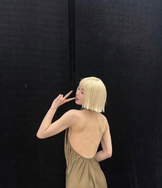 김유정, 금발 여신으로 변신···화끈한 백리스 의상까지 소화