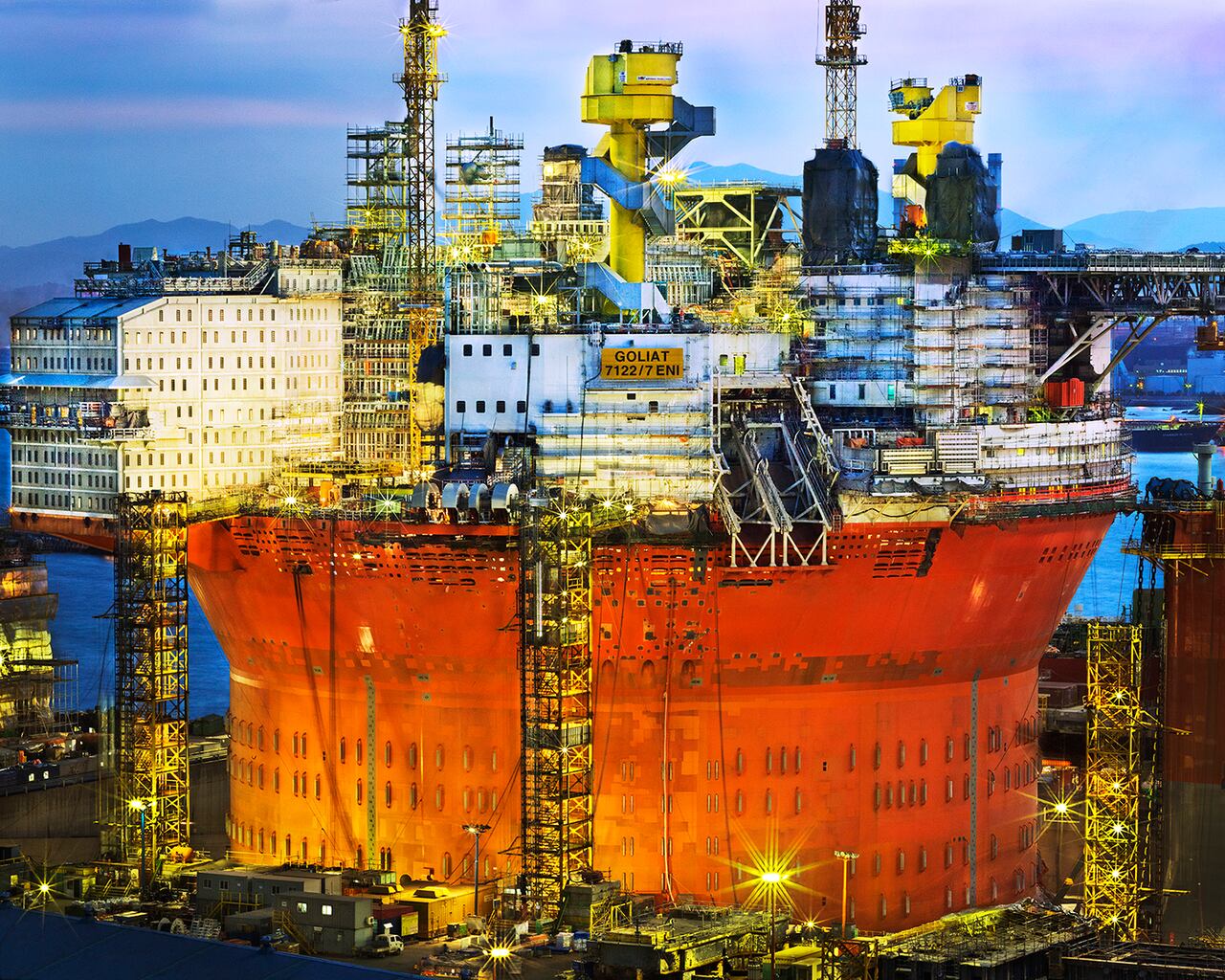 [IK140870-골리앗트] 바다위에 떠 있는 시추선이자, 정유공장이다. 원통형으로 만들어진 골리앗트는 파도와 바람 등 거친 바다에서 외부 충격을 분산 시키는 효과가 있다. 이 사진 한 장을 촬영하기 위해 80번 이상을 이곳에 가서 골리앗트를 조망했다. 이 사진을 촬영하기 위해 언덕 위에 지어진 22층 아파트 옥상 물 탱크 위에 올라가 최종 작업을 마무리 했다./사진가 조춘만