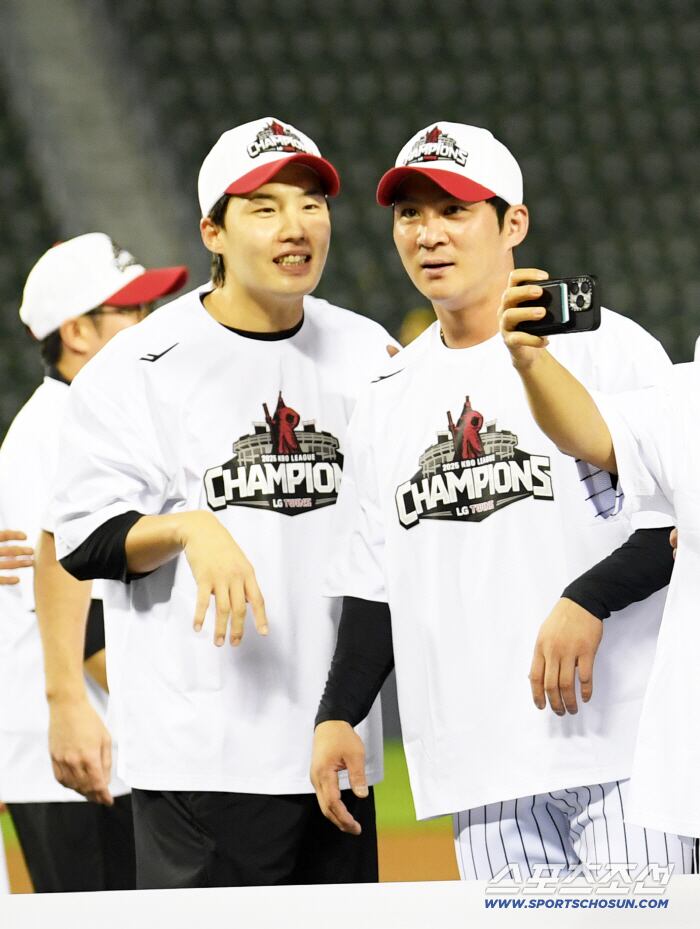 1일 잠실구장에서 정규리그 우승을 확정 지은 LG 트윈스 임찬규, 오지환이 기뻐하고 있다. 잠실=박재만 기자 pjm@sportschosun.com/2025.10.01