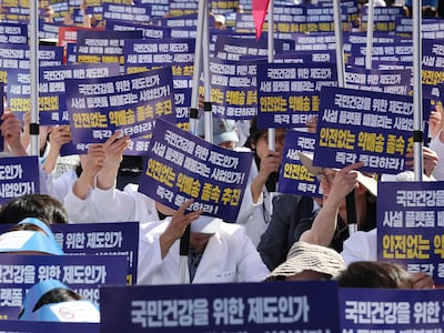 20일 오후 서울 광화문 동화 면세점 앞에서 대한약사회 국민 건강권 사수 비상 대책 위원회 주최로 열린 '국민건강·건강보험 수호 전국 약사 총궐기 대회'에 참가한 약사와 약대생들이 비대면 진료 의약품 배송 확대 저지 등을 촉구하고 있다. /뉴스1