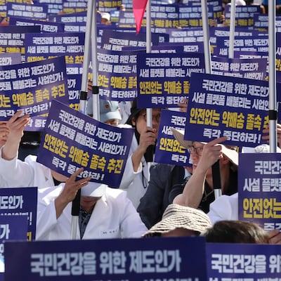 20일 오후 서울 광화문 동화 면세점 앞에서 대한약사회 국민 건강권 사수 비상 대책 위원회 주최로 열린 '국민건강·건강보험 수호 전국 약사 총궐기 대회'에 참가한 약사와 약대생들이 비대면 진료 의약품 배송 확대 저지 등을 촉구하고 있다. /뉴스1