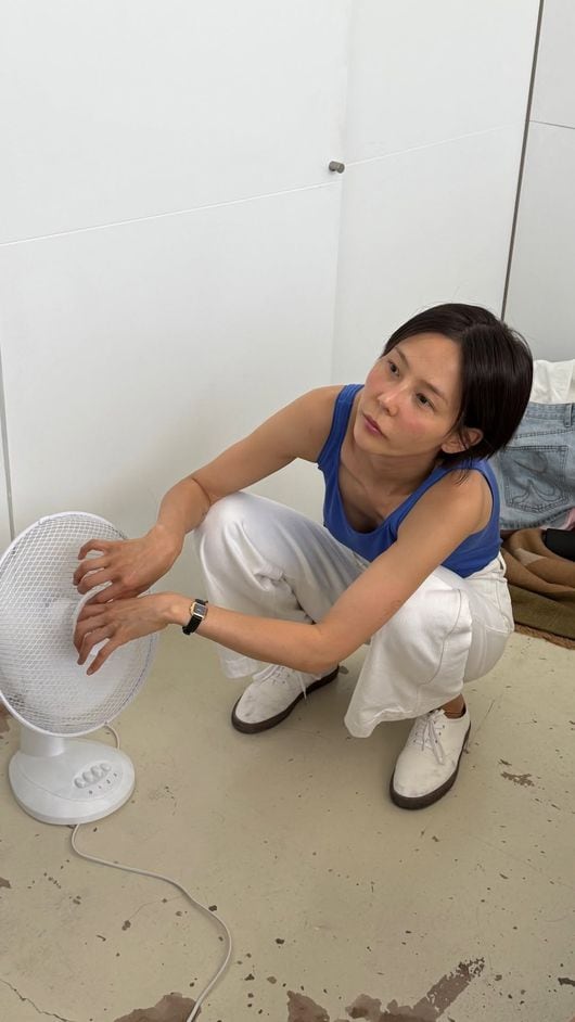 '마이큐♥' 김나영, 가족과 파리 여행 중 '볼 발그레'…더위에 넉다운?
