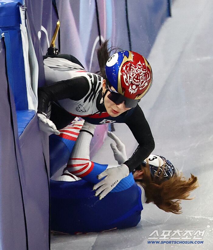 10일 이탈리아 밀라노 아이스스케이팅 아레나에서 쇼트트랙 혼성 계주 경기가 열렸다. 준결승 미국팀과 충돌하며 넘어진 김길리. 밀라노(이탈리아)=송정헌 기자songs@sportschosun.com/2026.02.10/