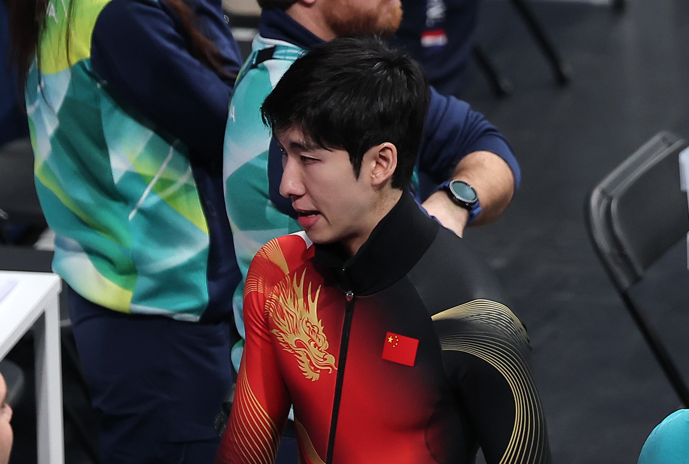 중국 쇼트트랙 린샤오쥔(한국명 임효준)이 10일 이탈리아 밀라노 아이스 스케이팅 아레나에서 열린 2026 밀라노·코르티나담페초 동계올림픽 쇼트트랙 혼성 2000m 계주 결승에서 4위를 기록한 후 베뉴를 빠져나가고 있다./뉴스1