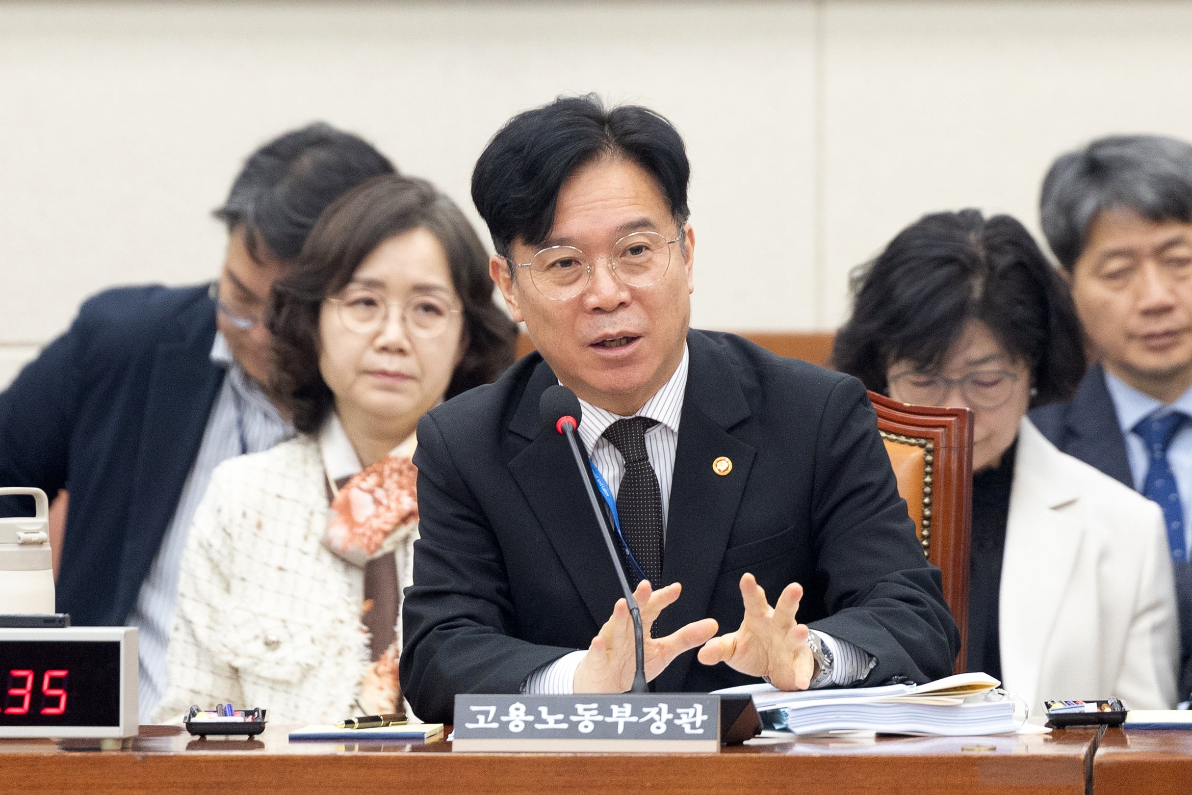 노동장관 “취업자 감소, 막중한 책임감 느껴… 상황 점검 긴급 지시”