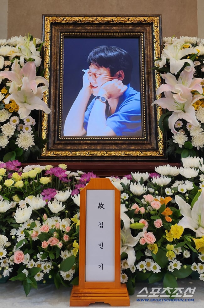 '아침이슬' 故김민기, 떠난 지 2년…문 닫은 '학전', 여전한 그리움