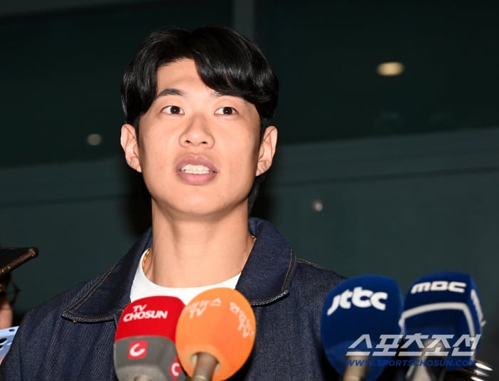 메이저리그 샌디에이고 파드리스와 입단 계약을 맺은 송성문이 23일 인천국제공항을 통해 귀국한 뒤 인터뷰를 하고 있다. 인천공항=허상욱 기자wook@sportschosun.com/2025.12.23/