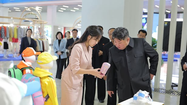 김정은 북한 국무위원장이 지난 19일 '전국피복, 신발전시회-2026'를 찾았다. 이날 공개된 사진에 따르면 김정은의 딸 주애와 부인 리설주 여사도 현장에 동행했다. /뉴스1 노동신문