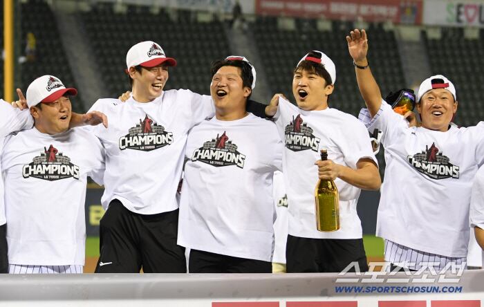1일 잠실구장에서 정규리그 우승을 확정 지은 LG 트윈스 선수들이 기뻐하고 있다. 잠실=박재만 기자 pjm@sportschosun.com/2025.10.01