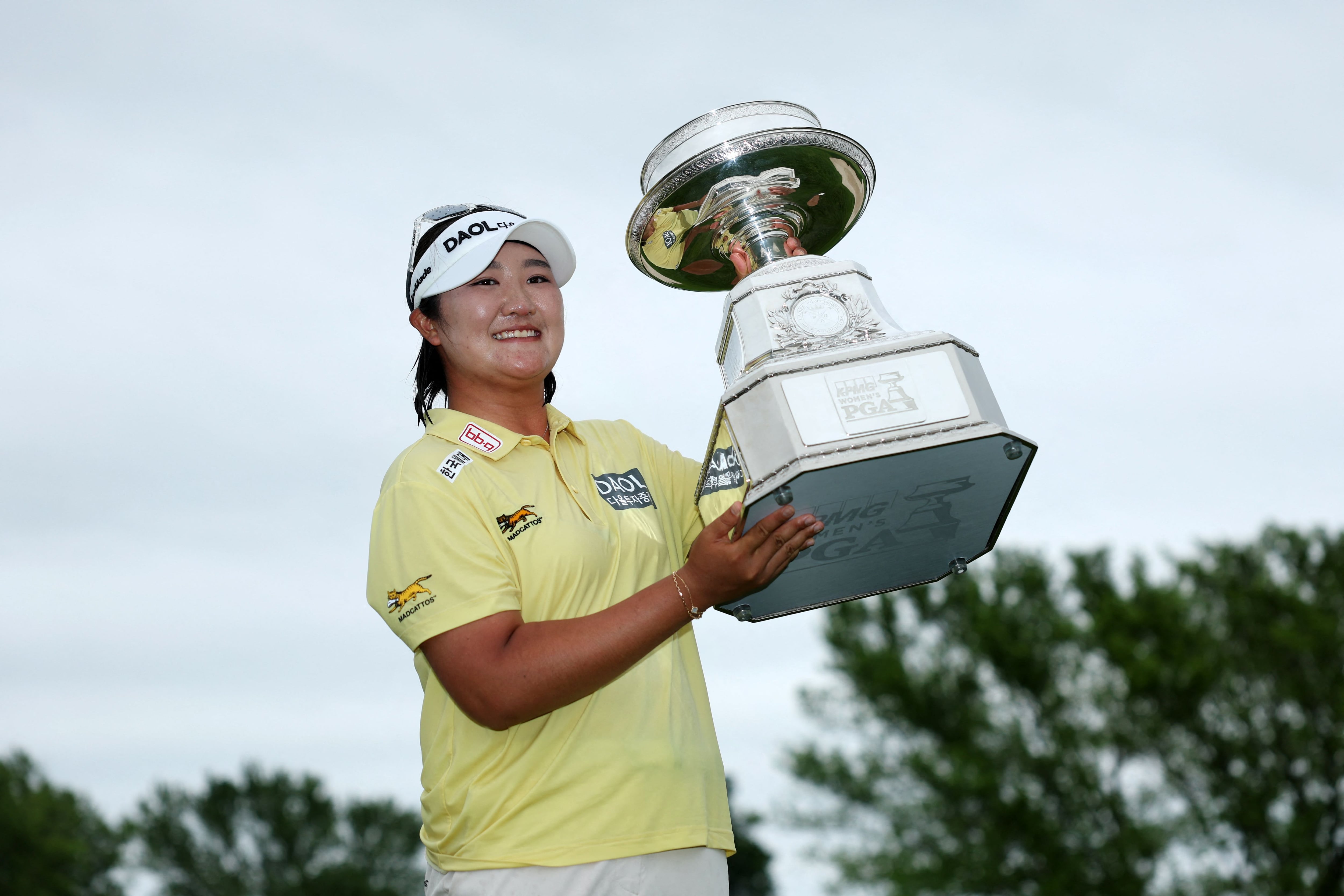 <YONHAP PHOTO-3420> CHASKA, MINNESOTA - JUNE 28: Haeran Ryu of South Korea poses with the trophy after putting in to win on the 18th green during the final round of the KPMG Women's PGA Championship 2026 at Hazeltine National Golf Club on June 28, 2026 in Chaska, Minnesota. Kate McShane/Getty Images/AFP (Photo by Kate McShane / GETTY IMAGES NORTH AMERICA / Getty Images via AFP)/2026-06-29 08:29:22/<저작권자 ⓒ 1980-2026 ㈜연합뉴스. 무단 전재 재배포 금지, AI 학습 및 활용 금지>