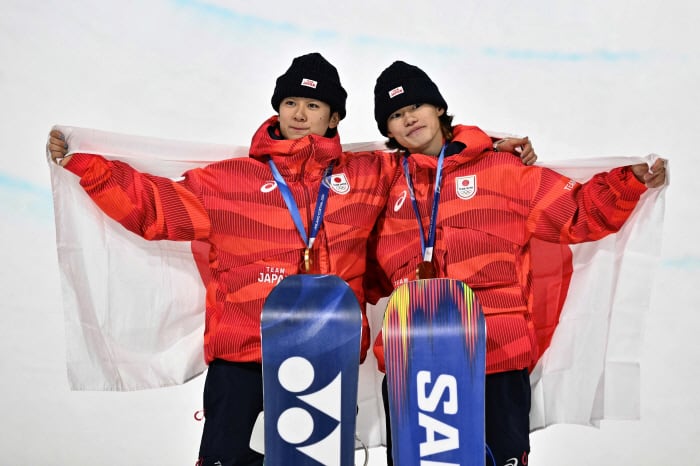 Gold medallist Japan's Yuto Totsuka and bronze medallist Japan's Ryusei Yamada (R) pose on the podium after the snowboard men's halfpipe final <저작권자(c) AFP연합뉴스, 무단 전재-재배포, AI 학습 및 활용 금지>