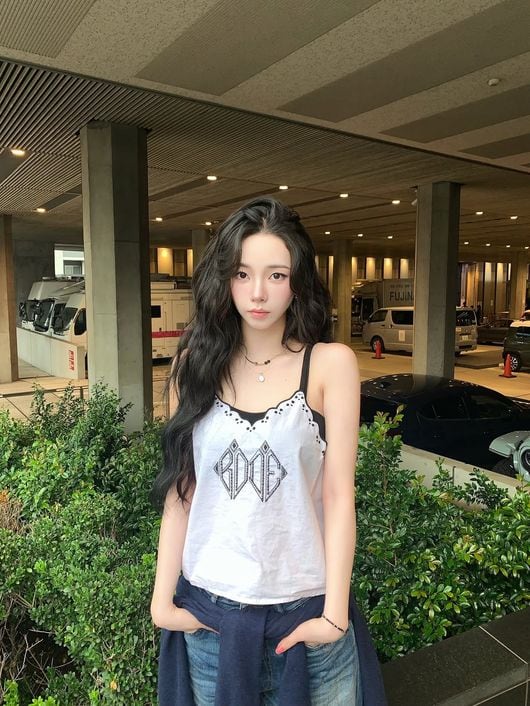 "라면 3봉 먹는다며?"...카리나, 민소매+청바지로 드러낸 '믿기지 않는' 한 줌 몸매
