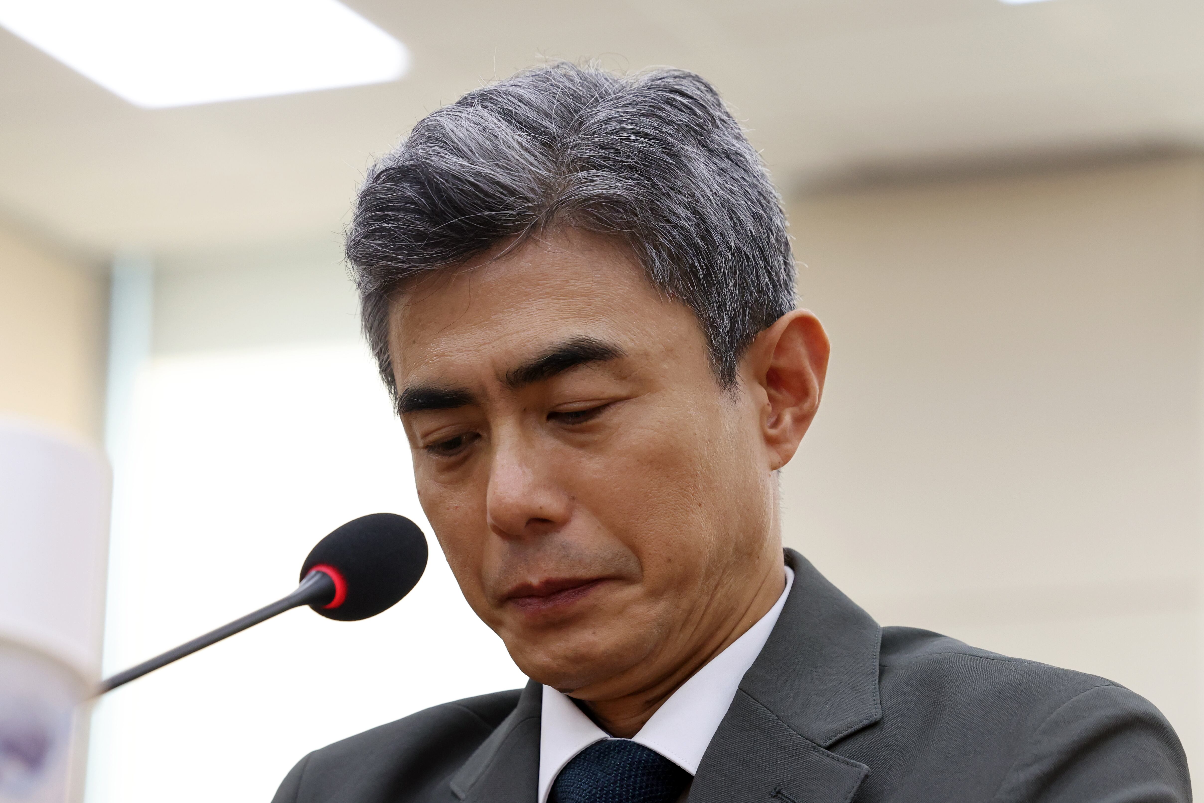 강신철 국방부 장관 후보자가 16일 서울 여의도 국회 국방위원회에서 열린 인사청문회에서 생각에 잠겨 있다. /뉴스1