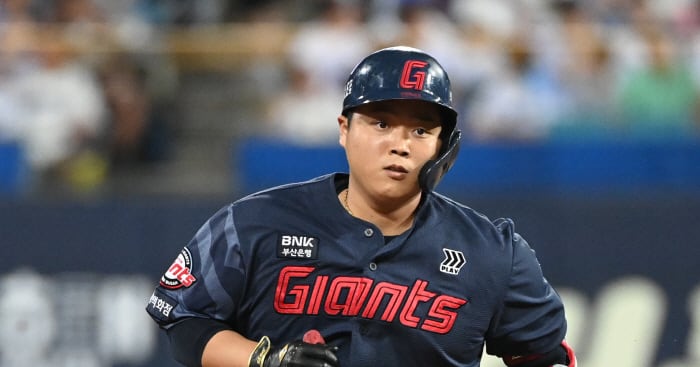Lotte's Han Dong-hee Nears 20 Home Runs, Manager Hails Progress
