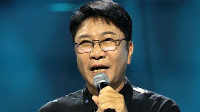 취재진에게 인사말하는 이수만 A20 키 프로듀서