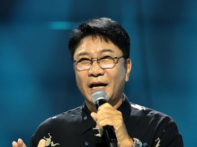 취재진에게 인사말하는 이수만 A20 키 프로듀서