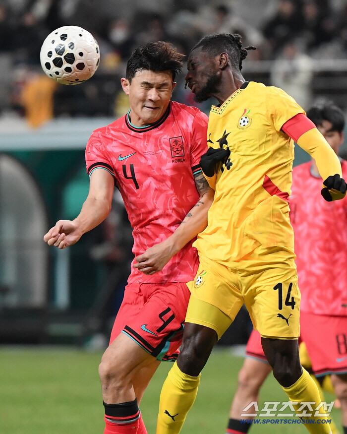 18일 서울월드컵경기장에서 열린 한국과 가나의 축구대표팀 평가전. 김민재가 가나 문전에서 헤더슛을 시도하고 있다. 상암=정재근 기자 cjg@sportschosun.com/2025.11.18/