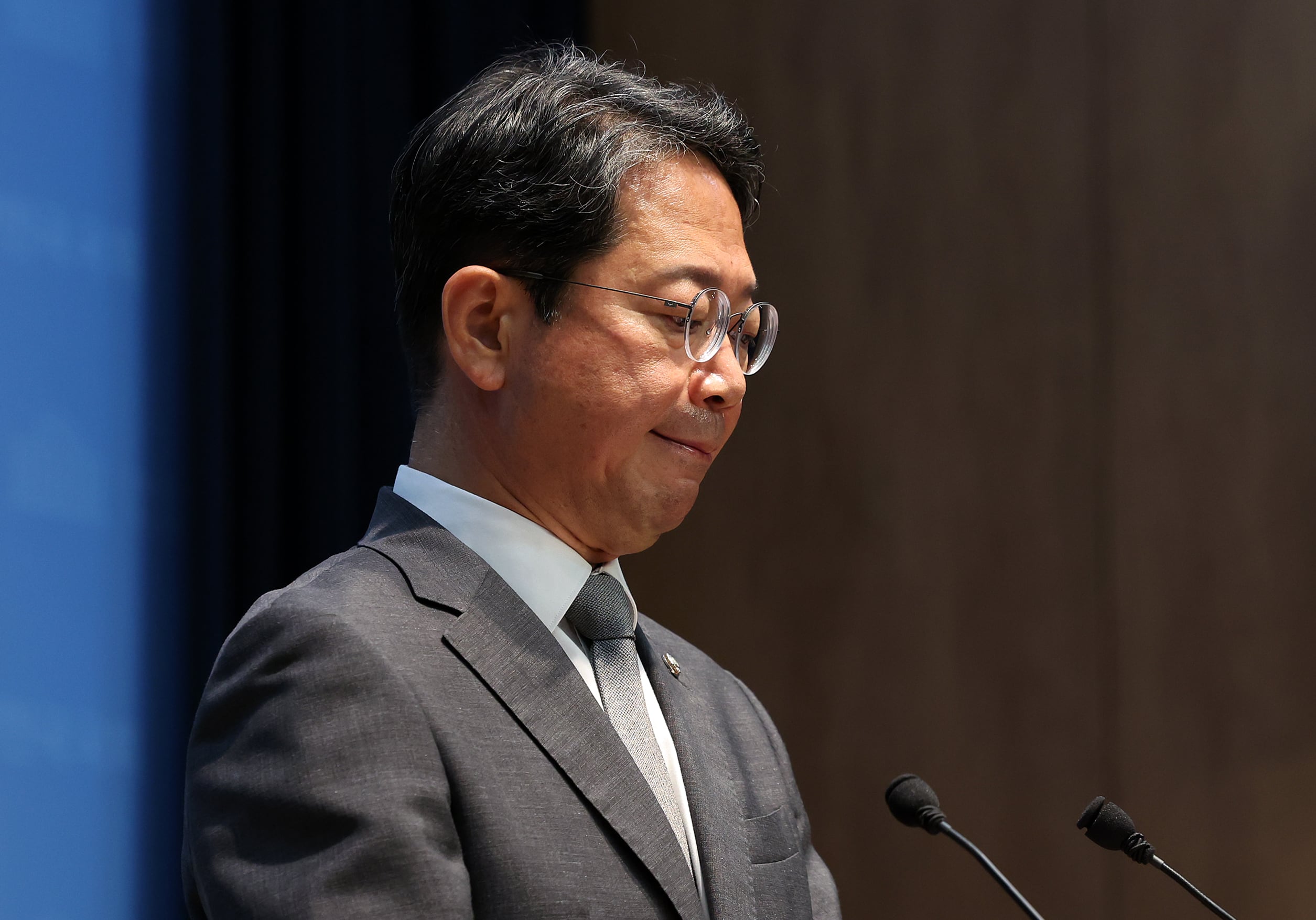 김승원 법무부 장관 후보자가 19일 서울 영등포구 여의도 국회 소통관에서 후보자직 사퇴 기자회견을 하고 있다. /뉴스1
