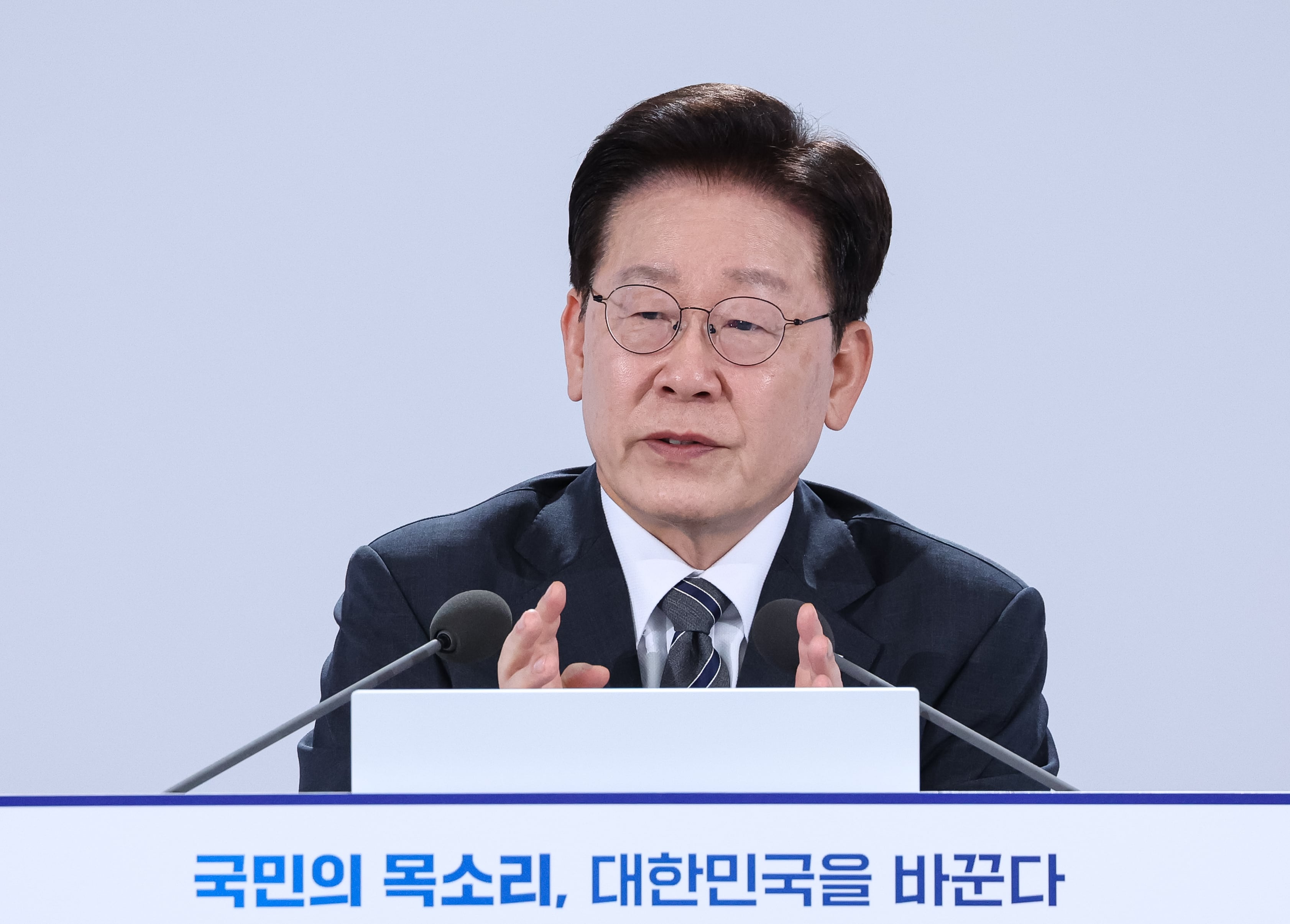 이재명 대통령이 지난 2일 세종에서 열린 민원 혁신 사례보고회에서 발언을 하고 있다. /뉴스1