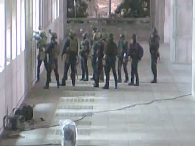 국회사무처가 계엄군의 국회 본관 진입 과정이 담긴 CCTV를 4일 공개했다.사진은 창문을 깨고 국회 진입 시도하는 계엄군 모습. (국회사무처 제공) 2024.12.4 ⓒ 뉴스1
