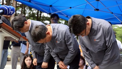 손재일 한화에어로스페이스 대표이사(가운데)가 1일 대전 유성구 사업장 앞에서 7명의 사상자가 발생한 폭발 사고와 관련해 대국민 사과를 발표한 뒤 고개 숙이고 있다. photo 연합뉴스