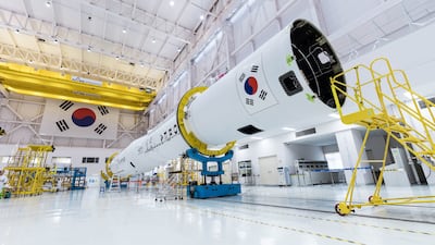 지난 14일 전남 고흥 나로우주센터 발사체종합조립동에서 1·2단이 결합된 누리호 5호기의 모습./한국항공우주연구원