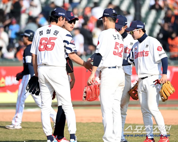 21일 부산 사직야구장에서 열린 한화와 롯데의 시범경기. 롯데가 12대6으로 승리했다. 승리의 기쁨을 나누는 롯데 선수들의 모습. 부산=허상욱 기자wook@sportschosun.com/2026.03.21/