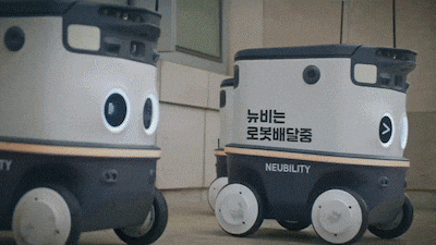뉴빌리티 자율주행 로봇 '뉴비'가 배달하는 모습./뉴빌리티 제공