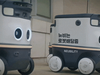 뉴빌리티 자율주행 로봇 '뉴비'가 배달하는 모습./뉴빌리티 제공