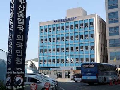 부산 모텔서 추락사한 인니 선원 불법취업 알선한 브로커 구속송치
