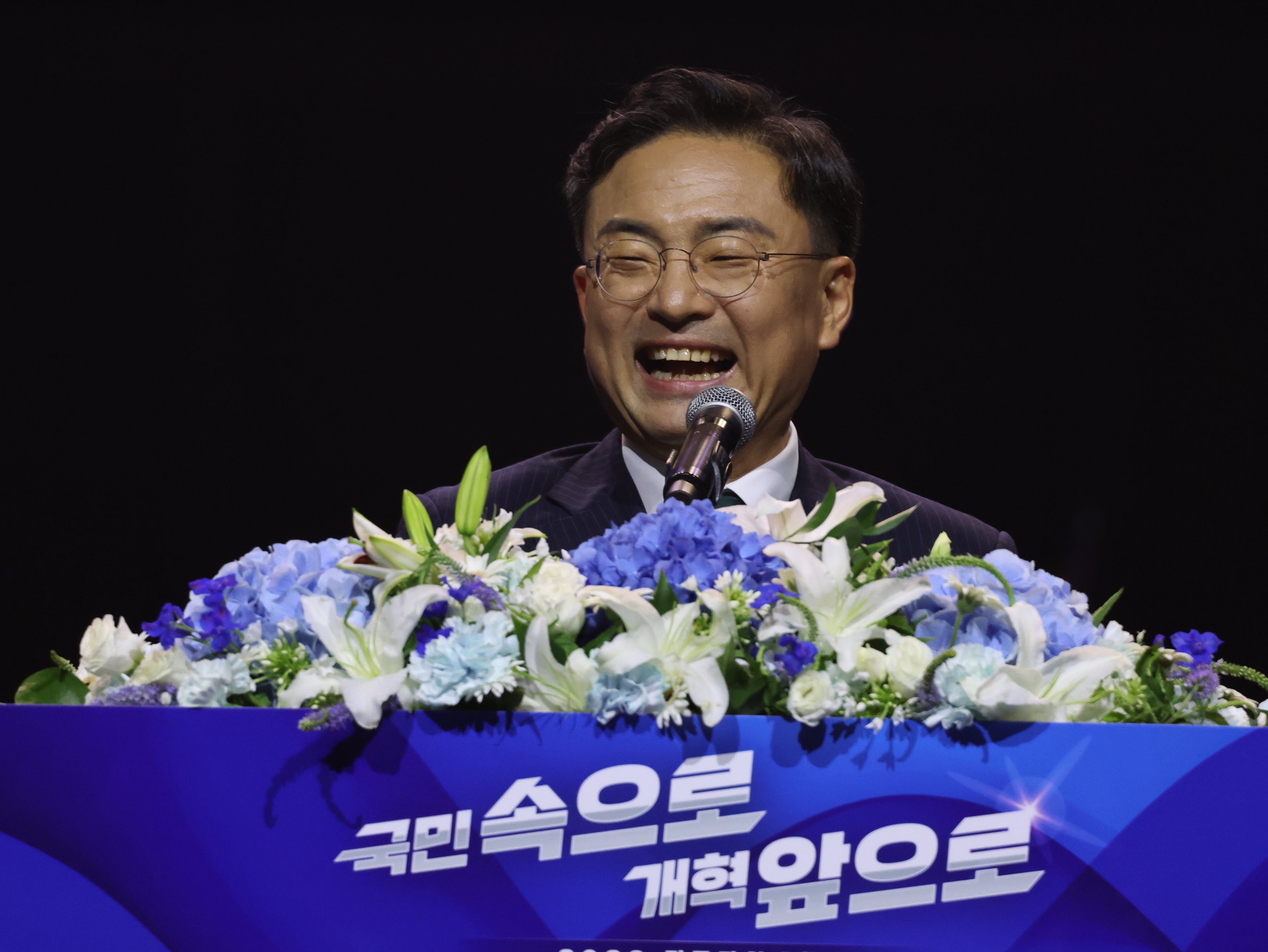 조국혁신당 대표에 신장식… “개혁·자강의 길”