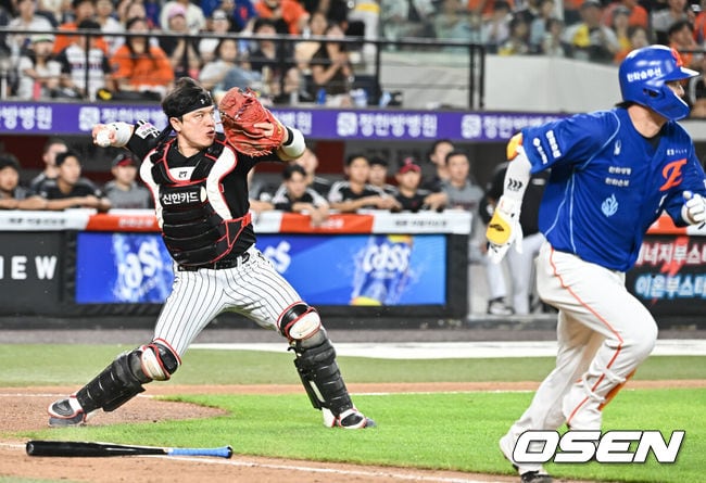 극적인 동점 홈런→치명적인 악송구...LG 우승 포수 통한의 실수, 한 이닝 10실점 대참사 불러왔다