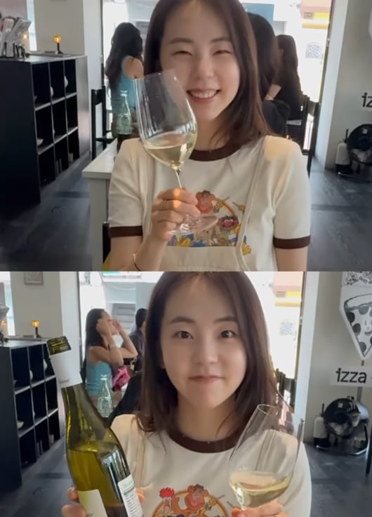 안소희, 믿을 수 없는 ‘방부제 비주얼’…중학생 같은 얼굴로 와인 따르는 반전 근황
