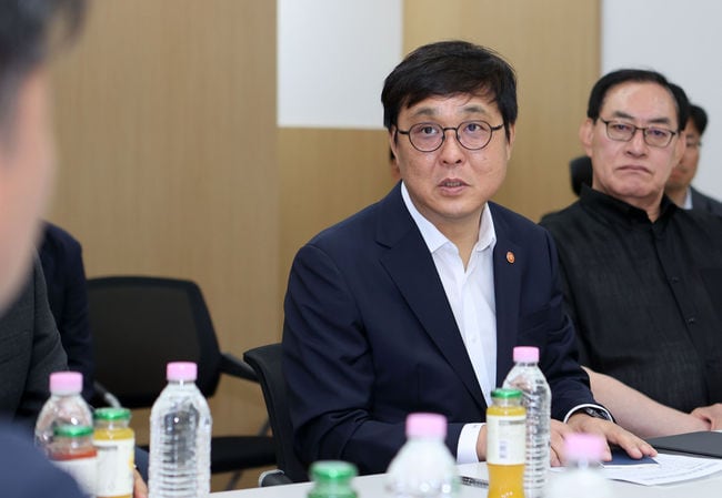 "국제대회 출전 막힐라, 선수들 피해 눈덩이" 최휘영 문체부 장관, 핸드볼경기장 출입 봉쇄에 긴급 대책 회의