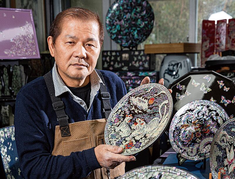 시진핑 중국 주석에게 선물한 원형쟁반을 들고 있는 김길수 장인. photo 김종연 영상미디어 기자