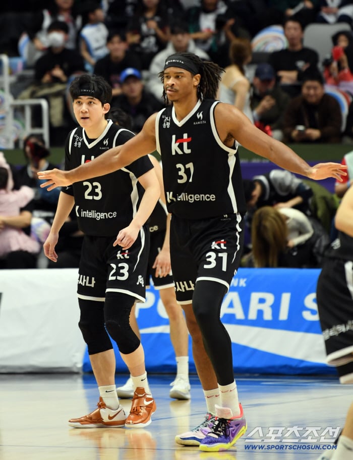 30일 수원 KT소닉붐아레나에서 열린 프로농구 수원 KT와 서울 삼성의 경기. KT 박준영, 힉스가 득점 후 기뻐하고 있다. 수원=박재만 기자 pjm@sportschosun.com/2025.12.30/