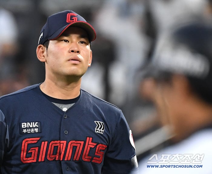 악! 이럴수가… '호투 중' 김진욱, 허벅지 불편감으로 교체...롯데 선발진 빨간불