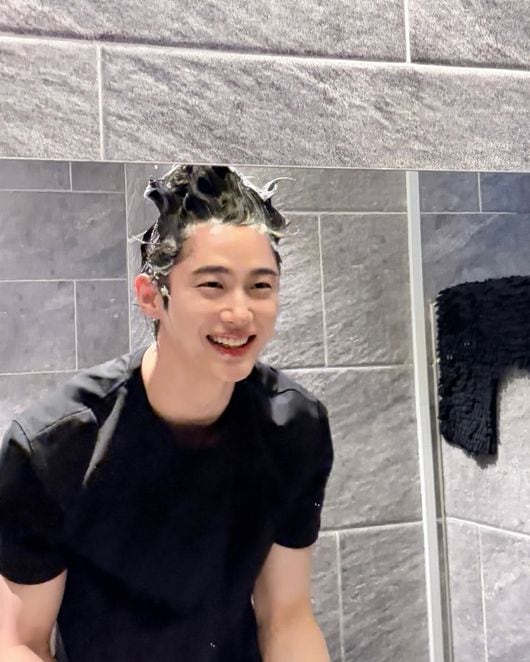 변우석, 미용실서 포착된 역대급 '아기 댕댕이' 비주얼..."머리에 거품 얹고"
