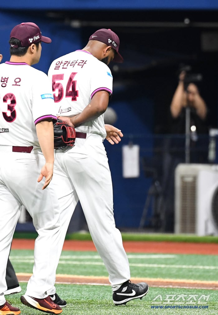 악! 이런 악재가… 알칸타라, 경기 중 통증 호소 강판 "팔꿈치 통증, 경과 관찰 후 검진 결정"