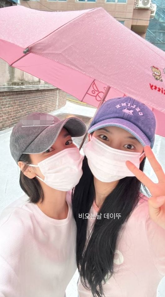 수지X송혜교, 마스크로도 안 가려지는 미모.."비오는 날 데이트"