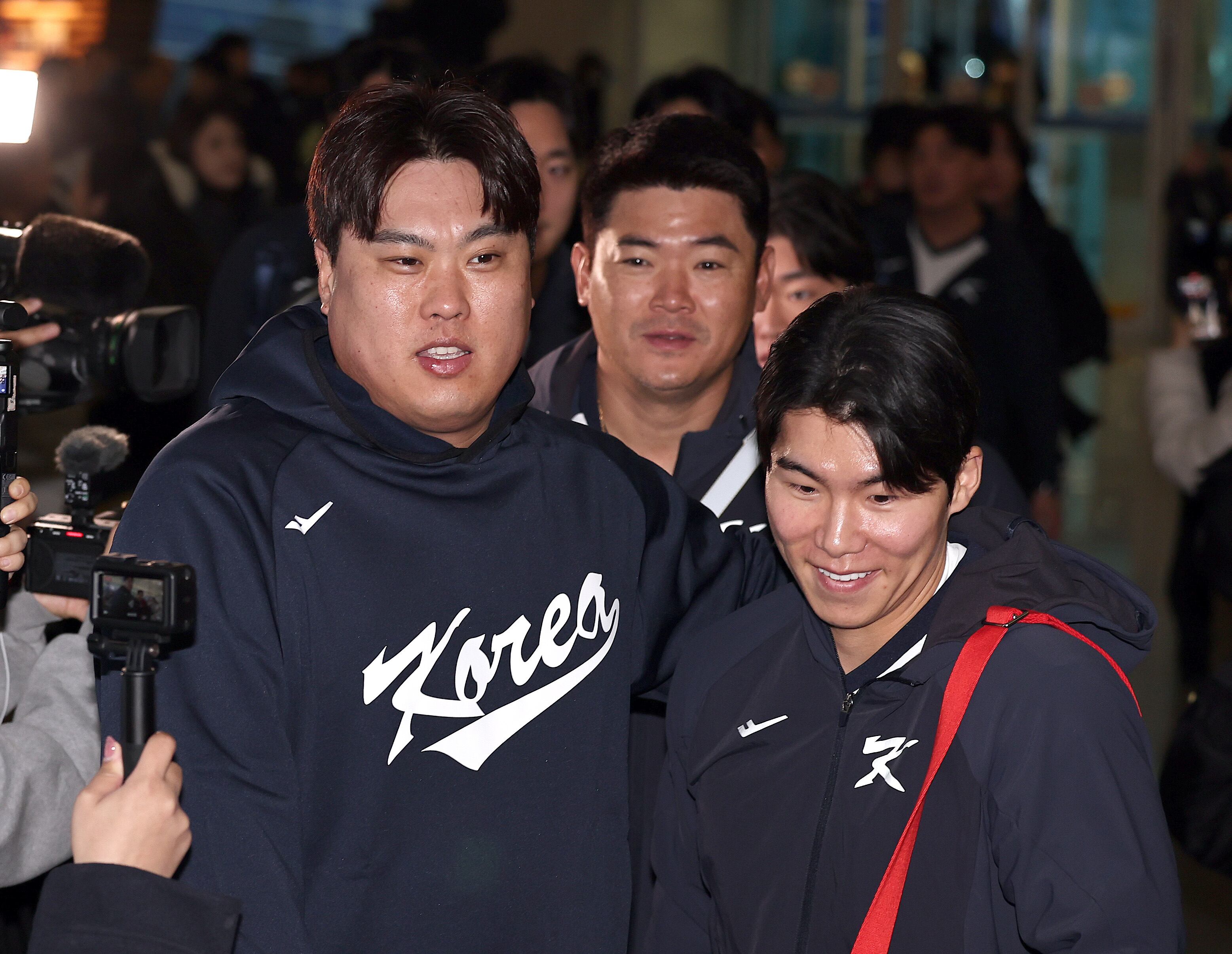 야구 국가대표팀 류현진(왼쪽부터), 노경은, 김혜성이 9일 오전 인천국제공항 제1여객터미널에서 월드베이스볼클래식(WBC) 대비 1차 전지훈련을 위해 사이판으로 출국하고 있다. /뉴스1