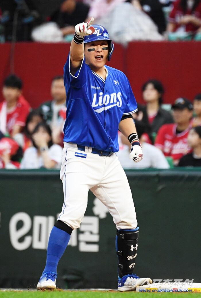 11일 인천SSG랜더스필드에서 열린 SSG와 삼성의 준PO 2차전. 9회초 1사 2루 삼성 강민호가 적시타를 날린 뒤 환호하고 있다. 인천=박재만 기자 pjm@sportschosun.com/2025.10.11