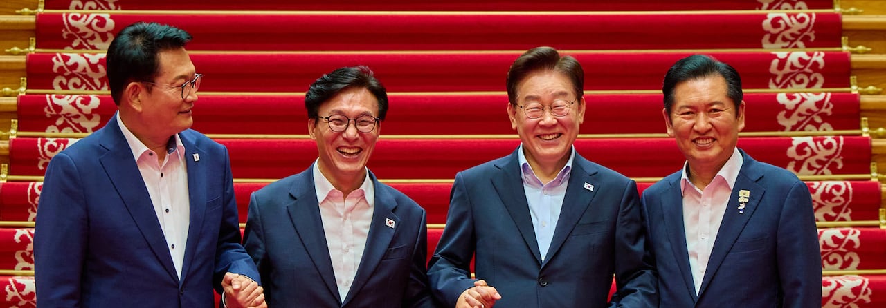 이재명 대통령이 19일 청와대에서 열린 더불어민주당 당대표·후보자 만찬 간담회에서 김민석 신임 대표와 정청래·송영길 후보와 기념촬영을 하고 있다. 왼쪽부터 송영길 후보, 김민석 대표, 이재명 대통령, 정청래 후보. /뉴스1