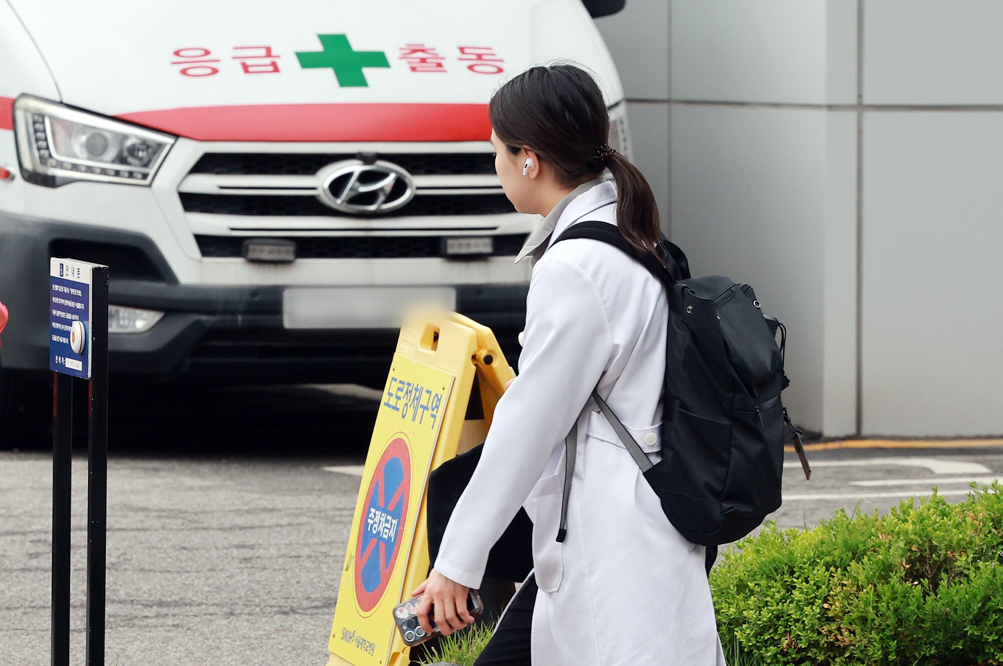 지난 5월 20일 서울 시내 한 대학병원에서 의료진이 발걸음을 옮기고 있다. /뉴스1