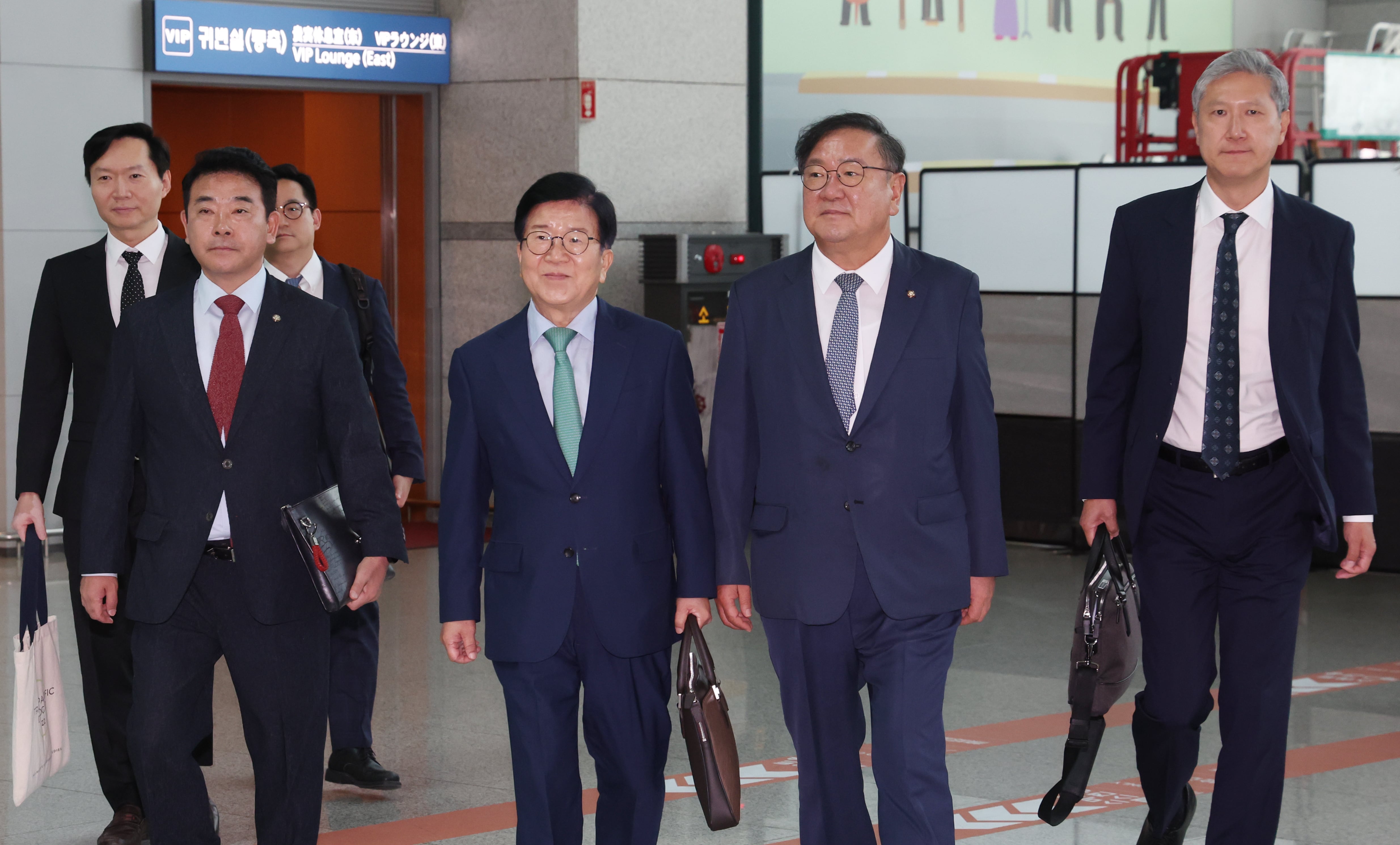 박병석(오른쪽에서 세번째) 단장을 비롯한 중국 특사단이 24일 오후 인천공항에서 출국하고 있다. /뉴스1