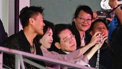이재명 대통령과 김혜경 여사가 25일(현지시간) 멕시코시티 GNP 스타디움에서 열린 멕시코 청소년들과의 만남에서 스트레이시티 콘서트를 관람하고 있다. 왼쪽은 박진영 대중문화교류위원회 공동위원장. /뉴스1