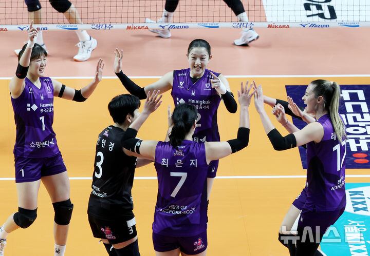 득점에 성공한 흥국생명, '분위기 좋아'